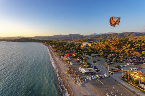 Luftaufnahme von in Formation fliegenden Paramotoren am Calis Beach von Fethiye, Mugla, Türkei. - AAEF24669