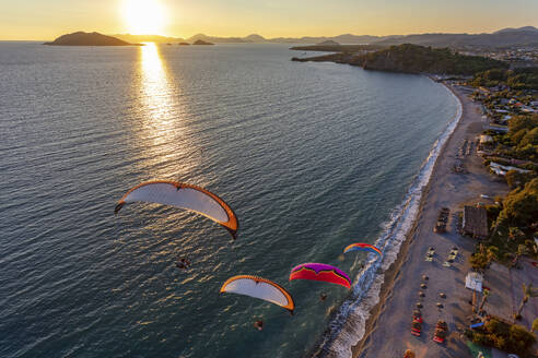 Luftaufnahme von in Formation fliegenden Paramotoren am Calis Beach von Fethiye, Mugla, Türkei. - AAEF24670