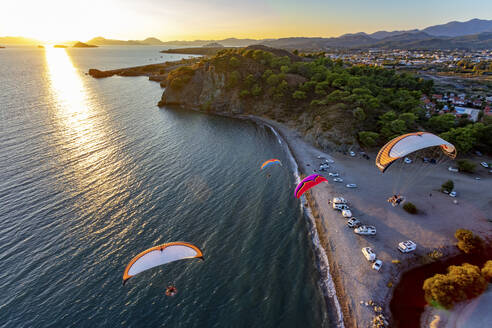 Luftaufnahme von in Formation fliegenden Paramotoren am Calis Beach von Fethiye, Mugla, Türkei. - AAEF24671