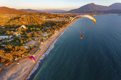 Luftaufnahme von in Formation fliegenden Paramotoren am Calis Beach von Fethiye, Mugla, Türkei. - AAEF24675