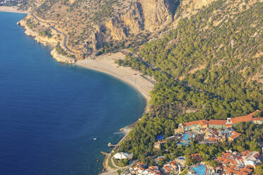 Luftaufnahme Kidrak Beach neben dem Liberty Lykia Hotel in Oludeniz, Fethiye, Mugla, Türkei. - AAEF24679