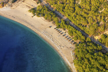 Luftaufnahme Kidrak Beach in Oludeniz, Fethiye, Mugla, Türkei. - AAEF24681