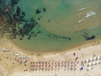Luftaufnahme von Siculina Beach mit Sonnenschirmen, Siculiana, Sizilien, Italien. - AAEF24690