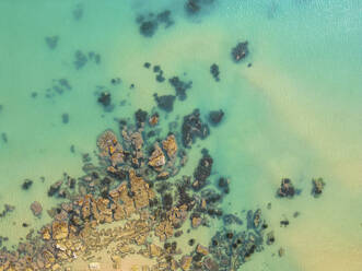Luftaufnahme von Felsen am Strand, Siculiana, Sizilien, Italien. - AAEF24692