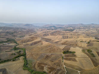 Luftaufnahme der Landschaft der Provinz Agrigento, Aragona, Agrigento, Sizilien, Italien. - AAEF24695