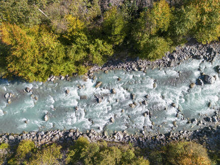 Luftaufnahme des Flusses Lutschine, Gsteigwiler, Kanton Bern, Schweiz. - AAEF24697