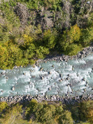 Luftaufnahme des Flusses Lutschine, Gsteigwiler, Kanton Bern, Schweiz. - AAEF24698