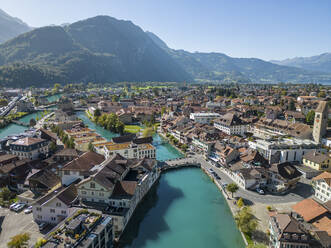 Luftaufnahme von Interlaken und dem Fluss Aare, Kanton Bern, Schweiz. - AAEF24699