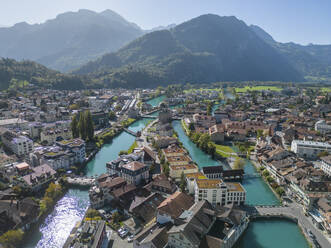 Luftaufnahme von Interlaken und dem Fluss Aare, Kanton Bern, Schweiz.dng. - AAEF24700