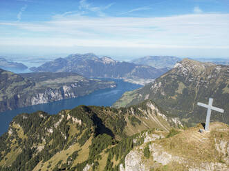 Luftaufnahme des Vierwaldstättersees vom Gipfel des Rophaien, Kanton Uri, Flüelen, Schweiz. - AAEF24701
