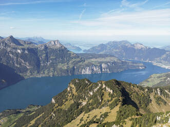 Luftaufnahme des Vierwaldstättersees vom Gipfel des Rophaien, Kanton Uri, Flüelen, Schweiz. - AAEF24702