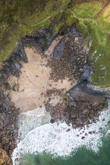 Luftaufnahme eines Schwimmers in einer geheimen Bucht, Talland Bay, Cornwall, Vereinigtes Königreich. - AAEF24707