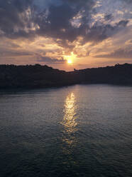 Luftaufnahme des Galgibagh-Strandes bei Sonnenuntergang entlang der Küstenlinie, Süd-Goa, Indien. - AAEF24711