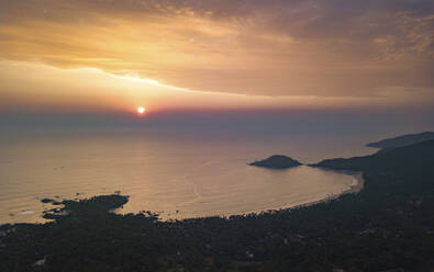 Luftaufnahme des Palolem-Strandes, eines tropischen Strandes bei Sonnenuntergang in Süd-Goa, Indien. - AAEF24720