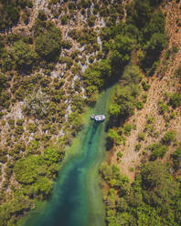 Luftaufnahme von oben von Booten auf dem Fluss Verdon, Provence, Frankreich. - AAEF24733
