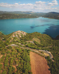 Luftaufnahme des Dorfes Sainte-Croix-du-Verdon, Provence, Frankreich. - AAEF24735