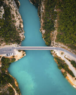 Luftaufnahme einer Brücke über den Fluss Verdon, Provence, Frankreich. - AAEF24741