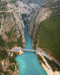 Luftaufnahme einer Brücke über den Fluss Verdon, Provence, Frankreich. - AAEF24742