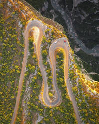 Luftaufnahme der Route des Cretes, auf dem Gipfel der Gorges du Verdon bei Sonnenaufgang, Provence, Frankreich. - AAEF24744