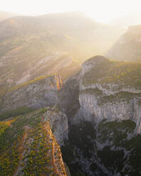 Luftaufnahme der Route des Cretes, auf dem Gipfel der Gorges du Verdon bei Sonnenaufgang, Provence, Frankreich. - AAEF24745