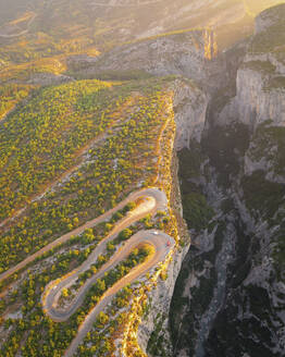 Luftaufnahme der Route des Cretes, auf dem Gipfel der Gorges du Verdon bei Sonnenaufgang, Provence, Frankreich. - AAEF24746