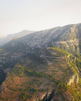 Luftaufnahme der Route des Cretes, auf dem Gipfel der Gorges du Verdon bei Sonnenaufgang, Provence, Frankreich. - AAEF24749