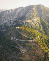 Luftaufnahme der Route des Cretes, auf dem Gipfel der Gorges du Verdon bei Sonnenaufgang, Provence, Frankreich. - AAEF24750