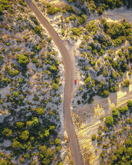 Luftaufnahme der Route des Cretes, auf dem Gipfel der Gorges du Verdon bei Sonnenaufgang, Provence, Frankreich. - AAEF24752