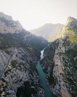 Luftaufnahme einer Brücke über den Fluss Verdon, Provence, Frankreich. - AAEF24755