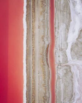 Luftaufnahme der rosafarbenen Salzsümpfe, Salin de Giraud, Provence, Frankreich. - AAEF24771