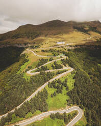 Luftaufnahme der Straße vom Mirador de Larra Belagua, Navarra, Spanien. - AAEF24778