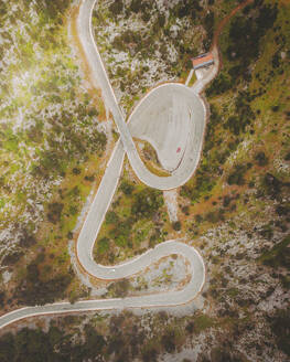 Luftaufnahme des Bergstraßenpasses von La Piedra de San Martin, Navarra, Spanien. - AAEF24779