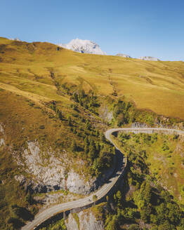 Luftaufnahme des Bergstraßenpasses Col d'Aubisque, Nouvelle Aquitaine, Frankreich. - AAEF24788