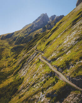 Luftaufnahme des Bergstraßenpasses Col d'Aubisque, Nouvelle Aquitaine, Frankreich. - AAEF24789