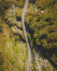 Luftaufnahme des Bergstraßenpasses Col d'Aubisque, Nouvelle Aquitaine, Frankreich. - AAEF24790