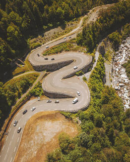 Luftaufnahme des Bergstraßenpasses von Cauterets, Okzitanien, Frankreich. - AAEF24791