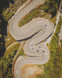 Luftaufnahme des Bergstraßenpasses von Cauterets, Okzitanien, Frankreich. - AAEF24792