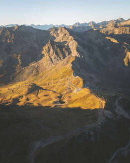Luftaufnahme des Passes der Bergstraße Col du Tourmalet, Pyrenäen, Okzitanien, Frankreich. - AAEF24794