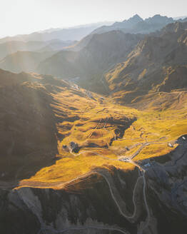 Luftaufnahme des Passes der Bergstraße Col du Tourmalet, Pyrenäen, Okzitanien, Frankreich. - AAEF24795