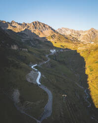 Luftaufnahme des Passes der Bergstraße Col du Tourmalet, Pyrenäen, Okzitanien, Frankreich. - AAEF24796