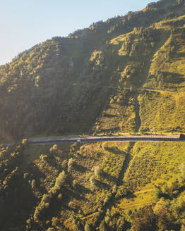 Luftaufnahme des Passes der Bergstraße Col du Tourmalet, Pyrenäen, Okzitanien, Frankreich. - AAEF24797