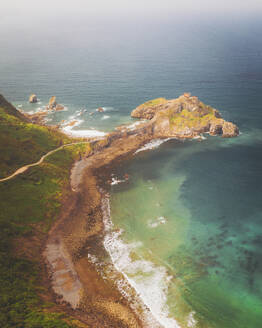 Luftaufnahme von San Juan de Gaztelugatxe, Baskenland, Spanien. - AAEF24799