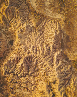 Luftaufnahme von abstrakten Felsen in der Wüste Bardenas Reales bei Sonnenaufgang, Navarra, Spanien. - AAEF24818