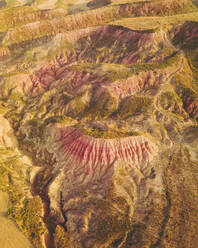 Luftaufnahme von abstrakten Felsen in der Wüste Bardenas Reales bei Sonnenaufgang, Navarra, Spanien. - AAEF24819