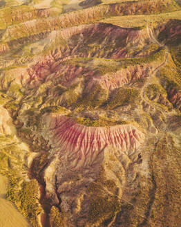 Luftaufnahme von abstrakten Felsen in der Wüste Bardenas Reales bei Sonnenaufgang, Navarra, Spanien. - AAEF24819