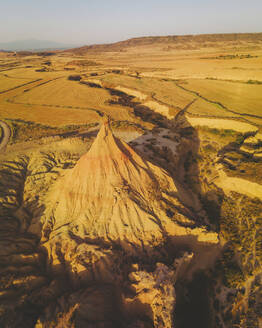 Luftaufnahme von abstrakten Felsen in der Wüste Bardenas Reales bei Sonnenaufgang, Navarra, Spanien. - AAEF24822