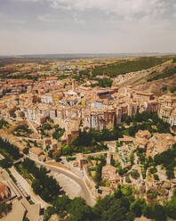 Luftaufnahme der Stadt Cuenca, Kastilien-La Mancha, Spanien. - AAEF24833