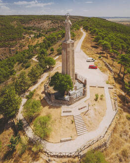 Luftaufnahme einer Christusstatue in der Nähe der Stadt Cuenca, Castilla la Mancha, Spanien. - AAEF24835