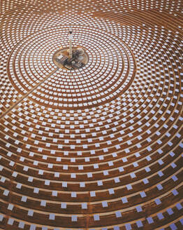 Luftaufnahme der Gemasolar Thermasolar Plant, einer Solaranlage in Andalusien, Spanien. - AAEF24875