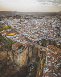 Luftaufnahme des berühmten Dorfes Ronda, Andalusien, Spanien. - AAEF24900